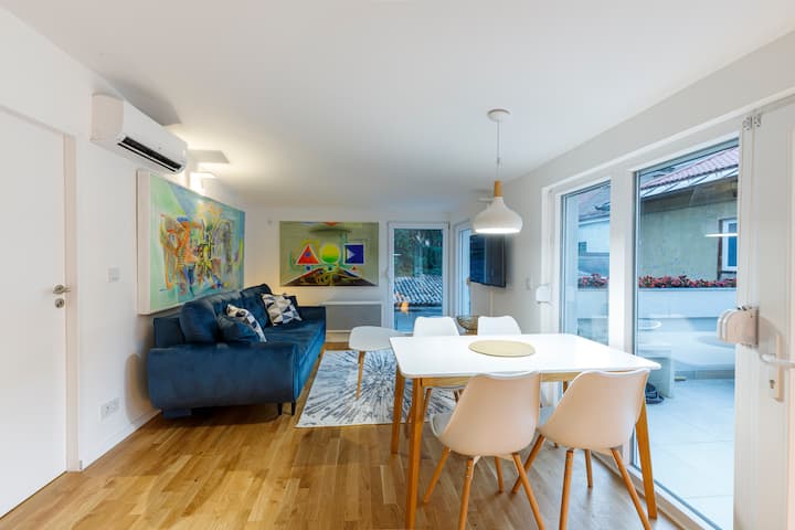 New Luxury stay in Old Town w/free parking & patio