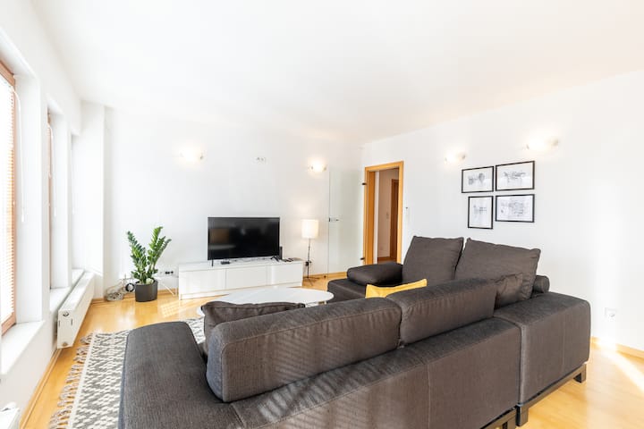 Luxury 2bdr suite in Old town w/free parking
