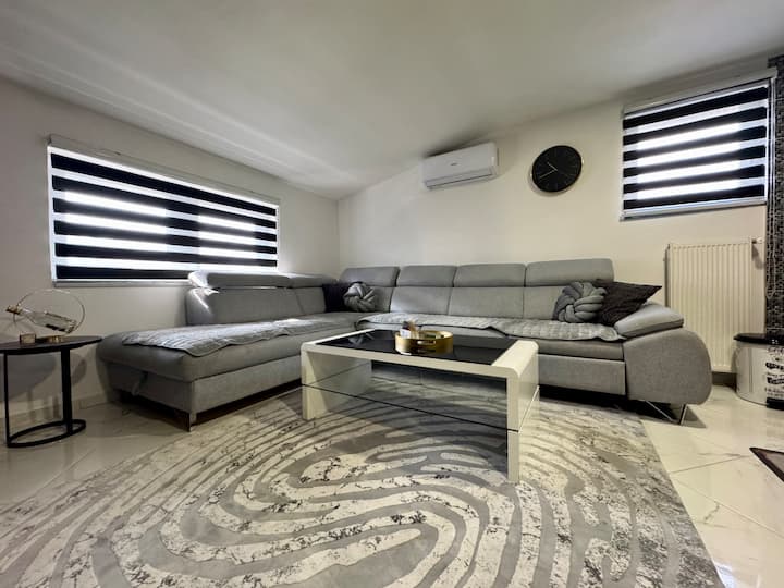 Modern 2bdr apartment w/free parking in Old town