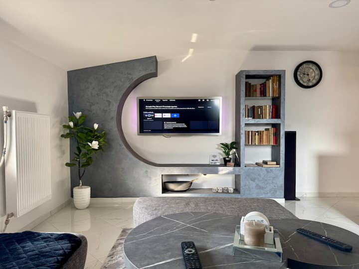 Modern apartment w/free parking in Old town